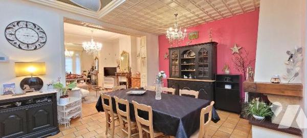 Laissez-vous séduire par cette authentique maison malouine de 1910, offrant environ 200 m² habi...