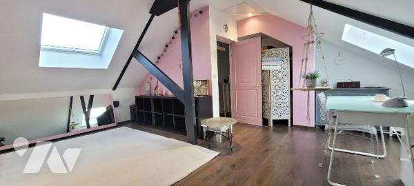 Laissez-vous séduire par cette authentique maison malouine de 1910, offrant environ 200 m² habi...