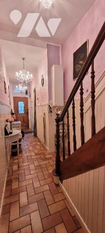 Laissez-vous séduire par cette authentique maison malouine de 1910, offrant environ 200 m² habi...