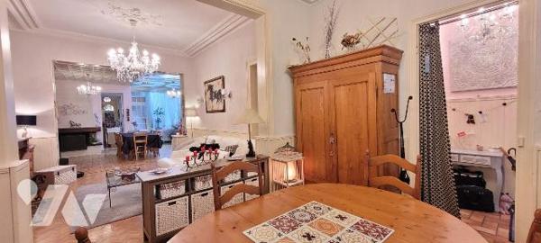 Laissez-vous séduire par cette authentique maison malouine de 1910, offrant environ 200 m² habi...