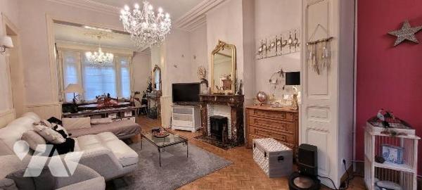 Laissez-vous séduire par cette authentique maison malouine de 1910, offrant environ 200 m² habi...