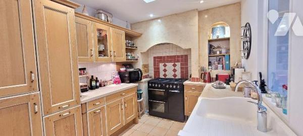 Laissez-vous séduire par cette authentique maison malouine de 1910, offrant environ 200 m² habi...