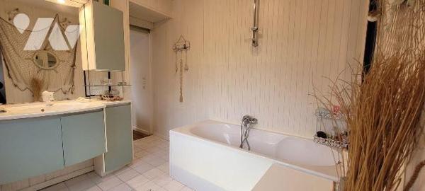 Laissez-vous séduire par cette authentique maison malouine de 1910, offrant environ 200 m² habi...