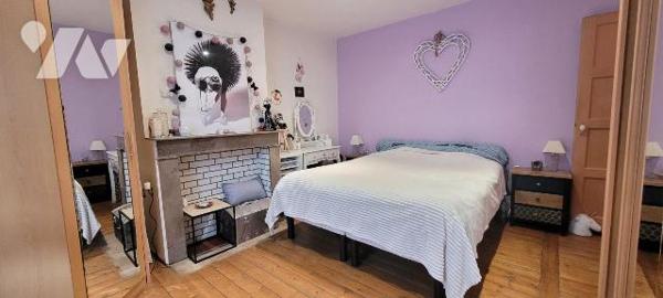 Laissez-vous séduire par cette authentique maison malouine de 1910, offrant environ 200 m² habi...