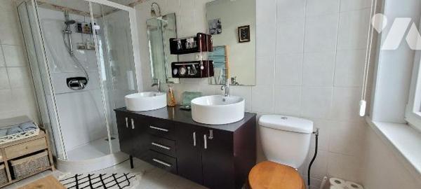 Laissez-vous séduire par cette authentique maison malouine de 1910, offrant environ 200 m² habi...