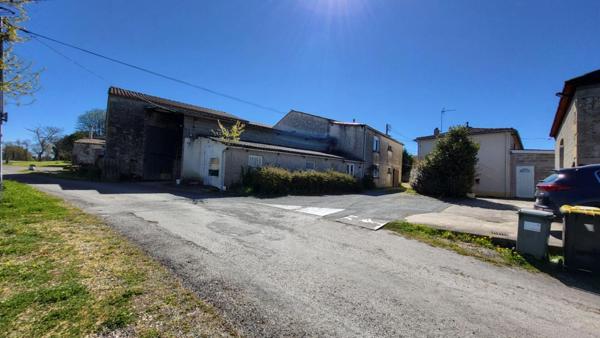 33220  proche Pineuilh Maison de 158 m² dépendances pierres  sur parcelle 7645m²