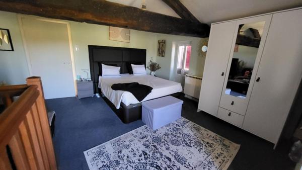 33220  proche Pineuilh Maison de 158 m² dépendances pierres  sur parcelle 7645m²