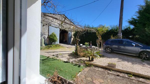 33220  proche Pineuilh Maison de 158 m² dépendances pierres  sur parcelle 7645m²