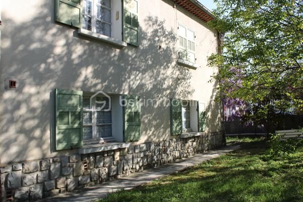 Grande Maison de ville à fort potentiel – Peyruis Centre

Idéal investisseur ou projet de résidence principale avec revenus locatifs !

Située en plein cœur du village recherché de Peyruis, à deux pas du centre du village et de l’école, avec un accès immédiat à l’autoroute A51, découvrez cette maison des années 1950. Offrant environ 152 m² habitables, elle est implantée sur une belle parcelle arborée d’environ 530 m².

Actuellement, le bien est intelligemment configuré en deux logements totalement indépendants :
•	En rez-de-chaussée : Un appartement T2 d'environ 58 m², fonctionnel, bénéficiant d'un accès direct et de plain-pied sur le jardin, avec un poêle et radiateurs
•	À l’étage : Un appartement T3 spacieux d'environ 94 m², lumineux, équipé d'une climatisation réversible, d'une cheminée et d'un balcon.
•	Les annexes : Un grand garage d'environ 30 m², idéal pour du stationnement, un atelier ou un espace de stockage conséquent.
Un fort potentiel d'optimisation et de valorisation

Des travaux de rénovation sont à prévoir (notamment sur les menuiseries, le système de chauffage du rez-de-chaussée, l'électricité, et les peintures . Dans le DPE , plusieurs options de travaux avec un chiffrage sont proposés , il sera mis à votre disposition si vous le souhaitez
C'est l'opportunité parfaite pour moderniser à votre goût et maximiser la performance énergétique du bâtiment tout en créant une forte valeur ajoutée.

Plusieurs projets s'offrent à vous :
1.	Investissement locatif pur : Louez les deux lots pour dégager une excellente rentabilité brute.
2.	Résidence principale partagée : Habitez l'un des appartements et louez le second pour autofinancer une partie de votre crédit.
3.	Projet familial : Réunissez les deux niveaux pour créer une seule et grande maison de famille, ou accueillez un proche de manière indépendante.

Les points forts :
Toiture en bon état général (gros œuvre sain, juste quelques tuiles à remplacer) ,Emplacement premium : Secteur central, Extérieur rare : Un beau jardin arboré et agréable en plein centre, Rentabilité évolutive après travaux de rafraîchissement

Que vous soyez un investisseur ou un particulier avec un projet évolutif, ce bien mérite toute votre attention. Une visite s'impose !