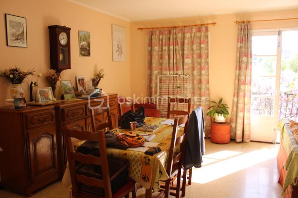 Grande Maison de ville à fort potentiel – Peyruis Centre

Idéal investisseur ou projet de résidence principale avec revenus locatifs !

Située en plein cœur du village recherché de Peyruis, à deux pas du centre du village et de l’école, avec un accès immédiat à l’autoroute A51, découvrez cette maison des années 1950. Offrant environ 152 m² habitables, elle est implantée sur une belle parcelle arborée d’environ 530 m².

Actuellement, le bien est intelligemment configuré en deux logements totalement indépendants :
•	En rez-de-chaussée : Un appartement T2 d'environ 58 m², fonctionnel, bénéficiant d'un accès direct et de plain-pied sur le jardin, avec un poêle et radiateurs
•	À l’étage : Un appartement T3 spacieux d'environ 94 m², lumineux, équipé d'une climatisation réversible, d'une cheminée et d'un balcon.
•	Les annexes : Un grand garage d'environ 30 m², idéal pour du stationnement, un atelier ou un espace de stockage conséquent.
Un fort potentiel d'optimisation et de valorisation

Des travaux de rénovation sont à prévoir (notamment sur les menuiseries, le système de chauffage du rez-de-chaussée, l'électricité, et les peintures . Dans le DPE , plusieurs options de travaux avec un chiffrage sont proposés , il sera mis à votre disposition si vous le souhaitez
C'est l'opportunité parfaite pour moderniser à votre goût et maximiser la performance énergétique du bâtiment tout en créant une forte valeur ajoutée.

Plusieurs projets s'offrent à vous :
1.	Investissement locatif pur : Louez les deux lots pour dégager une excellente rentabilité brute.
2.	Résidence principale partagée : Habitez l'un des appartements et louez le second pour autofinancer une partie de votre crédit.
3.	Projet familial : Réunissez les deux niveaux pour créer une seule et grande maison de famille, ou accueillez un proche de manière indépendante.

Les points forts :
Toiture en bon état général (gros œuvre sain, juste quelques tuiles à remplacer) ,Emplacement premium : Secteur central, Extérieur rare : Un beau jardin arboré et agréable en plein centre, Rentabilité évolutive après travaux de rafraîchissement

Que vous soyez un investisseur ou un particulier avec un projet évolutif, ce bien mérite toute votre attention. Une visite s'impose !