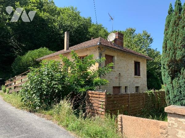 Maison année 60, séjour, deux cuisines, 3 chambres, 2 sde, garage. terrain cloturé. terrasse.