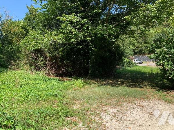 Maison année 60, séjour, deux cuisines, 3 chambres, 2 sde, garage. terrain cloturé. terrasse.