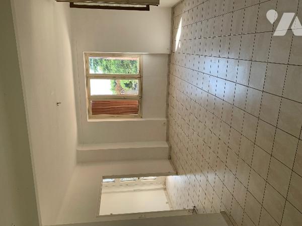 Maison année 60, séjour, deux cuisines, 3 chambres, 2 sde, garage. terrain cloturé. terrasse.