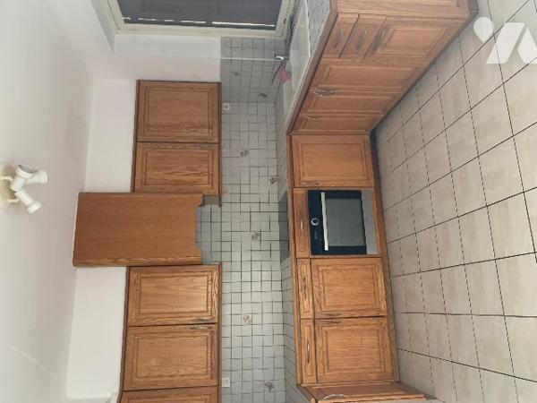 Maison année 60, séjour, deux cuisines, 3 chambres, 2 sde, garage. terrain cloturé. terrasse.