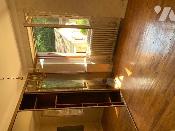 Maison année 60, séjour, deux cuisines, 3 chambres, 2 sde, garage. terrain cloturé. terrasse.