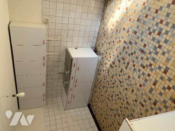 Maison année 60, séjour, deux cuisines, 3 chambres, 2 sde, garage. terrain cloturé. terrasse.