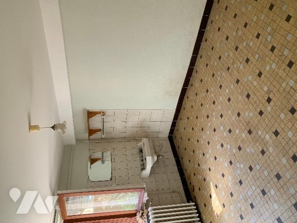 Maison année 60, séjour, deux cuisines, 3 chambres, 2 sde, garage. terrain cloturé. terrasse.