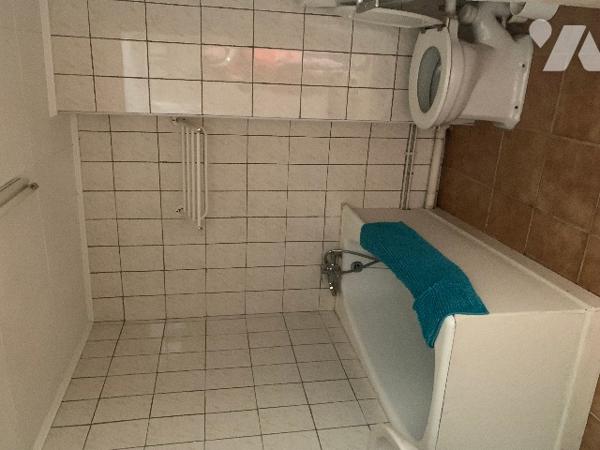 Maison année 60, séjour, deux cuisines, 3 chambres, 2 sde, garage. terrain cloturé. terrasse.