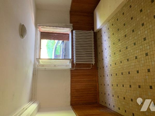 Maison année 60, séjour, deux cuisines, 3 chambres, 2 sde, garage. terrain cloturé. terrasse.