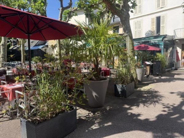 AIX LES BAINS (73) Restaurant Centre Ville, Grande Terrasse