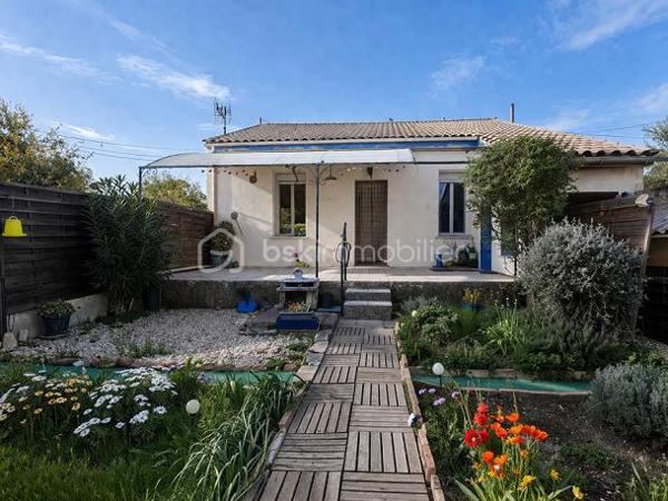 QUARTIER CAPOUCHINE.

Je vous invite dans cette maison pleine de charme, au calme. 
Venez découvrir cette maison au charme fou de 79 m²environ, sur son terrain de 287 m² environ où il fait bon vivre !

Elle se compose : En rez de jardin, de sa cuisine, salon séjour, deux chambres, un accès à la cave en sous-sol, salle de bains, un couloir traversant donnant  sur sa terrasse couverte par une pergola, un atelier indépendant, son terrain à l’abri des regards.
Accès aux combles, pour une surface de rangement.
Un petit garage, vient compléter le tableau.

Un bel espace jardin à l’abri des regards, une cave de 19 m² et un garage 11 m² et un atelier de 6m² viennent compléter le tableau.