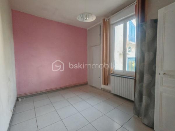 QUARTIER CAPOUCHINE.

Je vous invite dans cette maison pleine de charme, au calme. 
Venez découvrir cette maison au charme fou de 79 m²environ, sur son terrain de 287 m² environ où il fait bon vivre !

Elle se compose : En rez de jardin, de sa cuisine, salon séjour, deux chambres, un accès à la cave en sous-sol, salle de bains, un couloir traversant donnant  sur sa terrasse couverte par une pergola, un atelier indépendant, son terrain à l’abri des regards.
Accès aux combles, pour une surface de rangement.
Un petit garage, vient compléter le tableau.

Un bel espace jardin à l’abri des regards, une cave de 19 m² et un garage 11 m² et un atelier de 6m² viennent compléter le tableau.