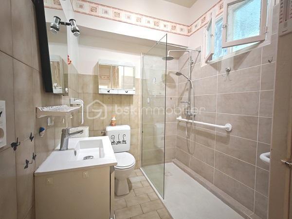 QUARTIER CAPOUCHINE.

Je vous invite dans cette maison pleine de charme, au calme. 
Venez découvrir cette maison au charme fou de 79 m²environ, sur son terrain de 287 m² environ où il fait bon vivre !

Elle se compose : En rez de jardin, de sa cuisine, salon séjour, deux chambres, un accès à la cave en sous-sol, salle de bains, un couloir traversant donnant  sur sa terrasse couverte par une pergola, un atelier indépendant, son terrain à l’abri des regards.
Accès aux combles, pour une surface de rangement.
Un petit garage, vient compléter le tableau.

Un bel espace jardin à l’abri des regards, une cave de 19 m² et un garage 11 m² et un atelier de 6m² viennent compléter le tableau.