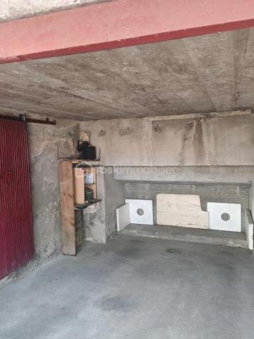 QUARTIER CAPOUCHINE.

Je vous invite dans cette maison pleine de charme, au calme. 
Venez découvrir cette maison au charme fou de 79 m²environ, sur son terrain de 287 m² environ où il fait bon vivre !

Elle se compose : En rez de jardin, de sa cuisine, salon séjour, deux chambres, un accès à la cave en sous-sol, salle de bains, un couloir traversant donnant  sur sa terrasse couverte par une pergola, un atelier indépendant, son terrain à l’abri des regards.
Accès aux combles, pour une surface de rangement.
Un petit garage, vient compléter le tableau.

Un bel espace jardin à l’abri des regards, une cave de 19 m² et un garage 11 m² et un atelier de 6m² viennent compléter le tableau.