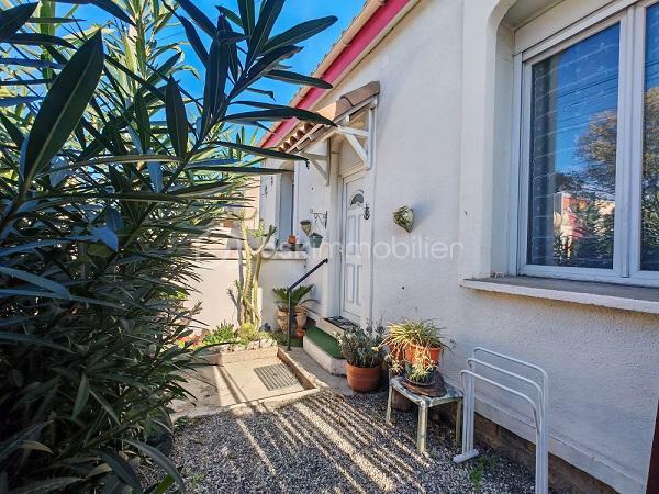 QUARTIER CAPOUCHINE.

Je vous invite dans cette maison pleine de charme, au calme. 
Venez découvrir cette maison au charme fou de 79 m²environ, sur son terrain de 287 m² environ où il fait bon vivre !

Elle se compose : En rez de jardin, de sa cuisine, salon séjour, deux chambres, un accès à la cave en sous-sol, salle de bains, un couloir traversant donnant  sur sa terrasse couverte par une pergola, un atelier indépendant, son terrain à l’abri des regards.
Accès aux combles, pour une surface de rangement.
Un petit garage, vient compléter le tableau.

Un bel espace jardin à l’abri des regards, une cave de 19 m² et un garage 11 m² et un atelier de 6m² viennent compléter le tableau.