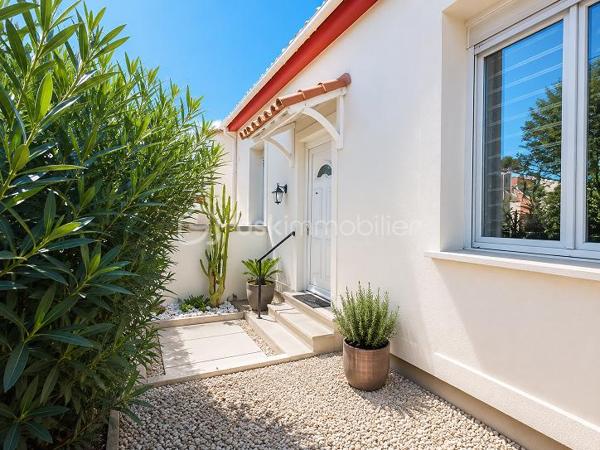 QUARTIER CAPOUCHINE.

Je vous invite dans cette maison pleine de charme, au calme. 
Venez découvrir cette maison au charme fou de 79 m²environ, sur son terrain de 287 m² environ où il fait bon vivre !

Elle se compose : En rez de jardin, de sa cuisine, salon séjour, deux chambres, un accès à la cave en sous-sol, salle de bains, un couloir traversant donnant  sur sa terrasse couverte par une pergola, un atelier indépendant, son terrain à l’abri des regards.
Accès aux combles, pour une surface de rangement.
Un petit garage, vient compléter le tableau.

Un bel espace jardin à l’abri des regards, une cave de 19 m² et un garage 11 m² et un atelier de 6m² viennent compléter le tableau.