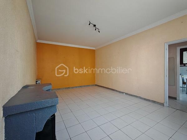 QUARTIER CAPOUCHINE.

Je vous invite dans cette maison pleine de charme, au calme. 
Venez découvrir cette maison au charme fou de 79 m²environ, sur son terrain de 287 m² environ où il fait bon vivre !

Elle se compose : En rez de jardin, de sa cuisine, salon séjour, deux chambres, un accès à la cave en sous-sol, salle de bains, un couloir traversant donnant  sur sa terrasse couverte par une pergola, un atelier indépendant, son terrain à l’abri des regards.
Accès aux combles, pour une surface de rangement.
Un petit garage, vient compléter le tableau.

Un bel espace jardin à l’abri des regards, une cave de 19 m² et un garage 11 m² et un atelier de 6m² viennent compléter le tableau.