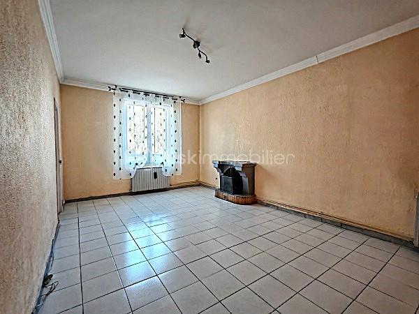 QUARTIER CAPOUCHINE.

Je vous invite dans cette maison pleine de charme, au calme. 
Venez découvrir cette maison au charme fou de 79 m²environ, sur son terrain de 287 m² environ où il fait bon vivre !

Elle se compose : En rez de jardin, de sa cuisine, salon séjour, deux chambres, un accès à la cave en sous-sol, salle de bains, un couloir traversant donnant  sur sa terrasse couverte par une pergola, un atelier indépendant, son terrain à l’abri des regards.
Accès aux combles, pour une surface de rangement.
Un petit garage, vient compléter le tableau.

Un bel espace jardin à l’abri des regards, une cave de 19 m² et un garage 11 m² et un atelier de 6m² viennent compléter le tableau.