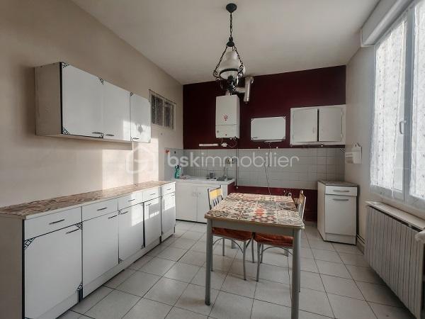 QUARTIER CAPOUCHINE.

Je vous invite dans cette maison pleine de charme, au calme. 
Venez découvrir cette maison au charme fou de 79 m²environ, sur son terrain de 287 m² environ où il fait bon vivre !

Elle se compose : En rez de jardin, de sa cuisine, salon séjour, deux chambres, un accès à la cave en sous-sol, salle de bains, un couloir traversant donnant  sur sa terrasse couverte par une pergola, un atelier indépendant, son terrain à l’abri des regards.
Accès aux combles, pour une surface de rangement.
Un petit garage, vient compléter le tableau.

Un bel espace jardin à l’abri des regards, une cave de 19 m² et un garage 11 m² et un atelier de 6m² viennent compléter le tableau.