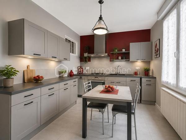 QUARTIER CAPOUCHINE.

Je vous invite dans cette maison pleine de charme, au calme. 
Venez découvrir cette maison au charme fou de 79 m²environ, sur son terrain de 287 m² environ où il fait bon vivre !

Elle se compose : En rez de jardin, de sa cuisine, salon séjour, deux chambres, un accès à la cave en sous-sol, salle de bains, un couloir traversant donnant  sur sa terrasse couverte par une pergola, un atelier indépendant, son terrain à l’abri des regards.
Accès aux combles, pour une surface de rangement.
Un petit garage, vient compléter le tableau.

Un bel espace jardin à l’abri des regards, une cave de 19 m² et un garage 11 m² et un atelier de 6m² viennent compléter le tableau.