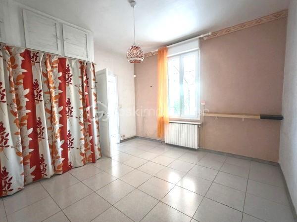 QUARTIER CAPOUCHINE.

Je vous invite dans cette maison pleine de charme, au calme. 
Venez découvrir cette maison au charme fou de 79 m²environ, sur son terrain de 287 m² environ où il fait bon vivre !

Elle se compose : En rez de jardin, de sa cuisine, salon séjour, deux chambres, un accès à la cave en sous-sol, salle de bains, un couloir traversant donnant  sur sa terrasse couverte par une pergola, un atelier indépendant, son terrain à l’abri des regards.
Accès aux combles, pour une surface de rangement.
Un petit garage, vient compléter le tableau.

Un bel espace jardin à l’abri des regards, une cave de 19 m² et un garage 11 m² et un atelier de 6m² viennent compléter le tableau.