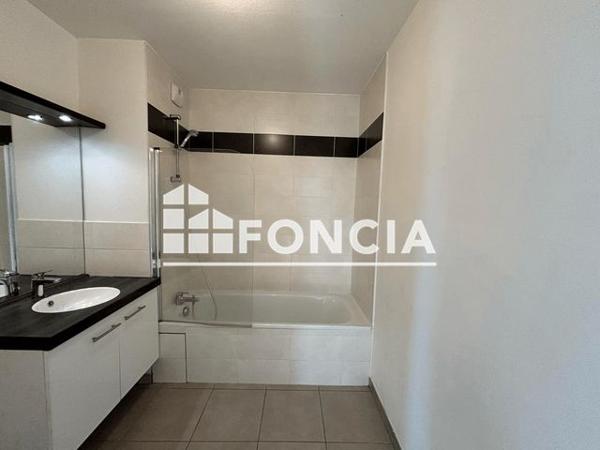 Location Appartement 3 pièces 55.4 m² - 104 BLD DE L'EUROPE Pierre Benite 69310