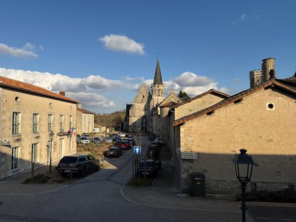 BEL APPARTEMENT T4 - CENTRE BOURG LIGUGÉ , Liguge