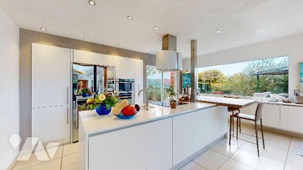 Villa d’exception à Pugny-Chatenod : vue lac, piscine, terrasses et prestations haut de gamme.