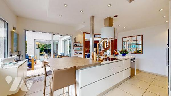 Villa d’exception à Pugny-Chatenod : vue lac, piscine, terrasses et prestations haut de gamme.