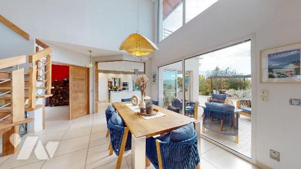 Villa d’exception à Pugny-Chatenod : vue lac, piscine, terrasses et prestations haut de gamme.