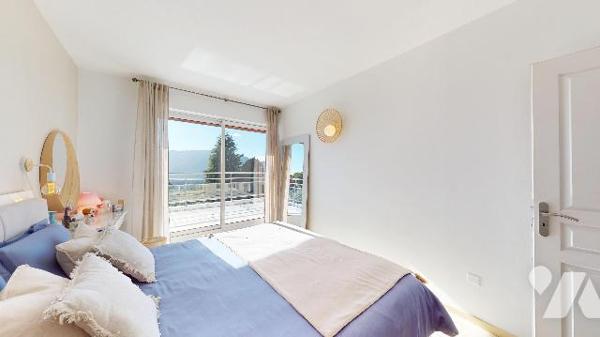 Villa d’exception à Pugny-Chatenod : vue lac, piscine, terrasses et prestations haut de gamme.