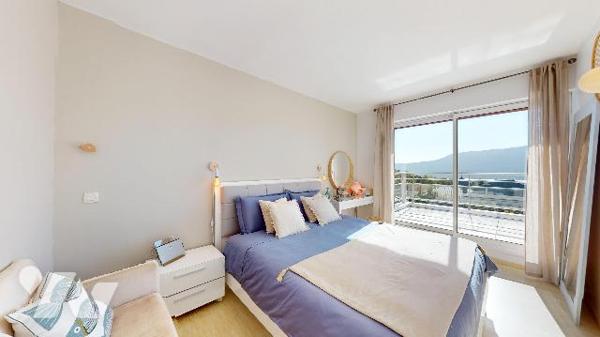 Villa d’exception à Pugny-Chatenod : vue lac, piscine, terrasses et prestations haut de gamme.