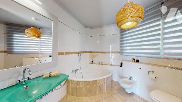 Villa d’exception à Pugny-Chatenod : vue lac, piscine, terrasses et prestations haut de gamme.