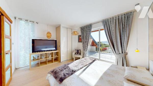 Villa d’exception à Pugny-Chatenod : vue lac, piscine, terrasses et prestations haut de gamme.