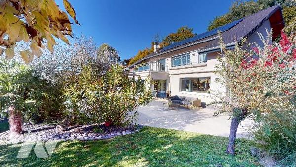 Villa d’exception à Pugny-Chatenod : vue lac, piscine, terrasses et prestations haut de gamme.