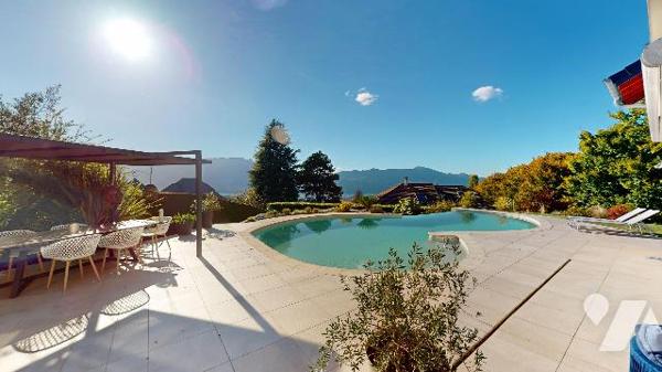 Villa d’exception à Pugny-Chatenod : vue lac, piscine, terrasses et prestations haut de gamme.