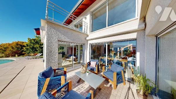 Villa d’exception à Pugny-Chatenod : vue lac, piscine, terrasses et prestations haut de gamme.