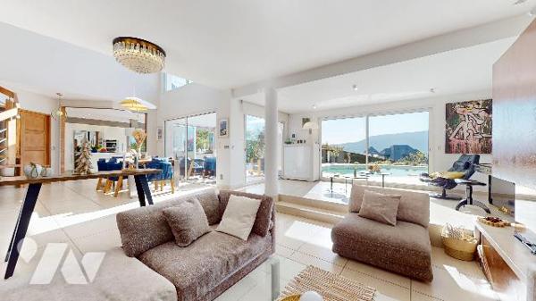 Villa d’exception à Pugny-Chatenod : vue lac, piscine, terrasses et prestations haut de gamme.