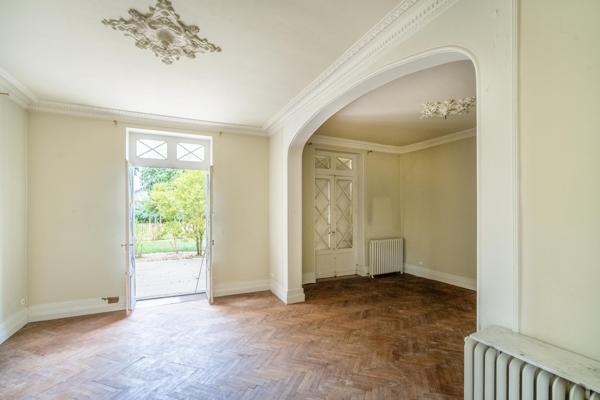 Maison Bourgeoise à Rénover - Terrasse - Jardin - Parkings