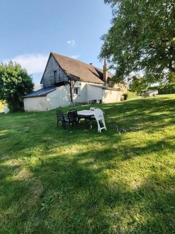 Perche, longère avec belles dépendances terrain arboré et calme